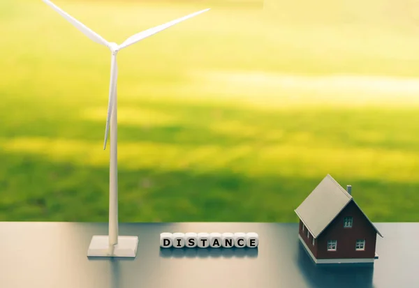 Símbolo de distancia mínima entre turbinas eólicas y residencias —  Fotos de Stock