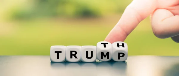 Kéz fordul kocka és megváltoztatja a nevét "Trump" a "Truth". — Stock Fotó