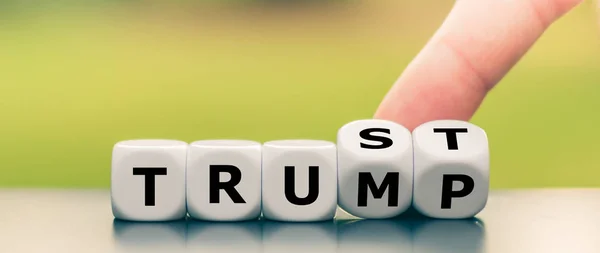 Hand würfelt und verwandelt das Wort "Trumpf" in "Vertrauen"". — Stockfoto