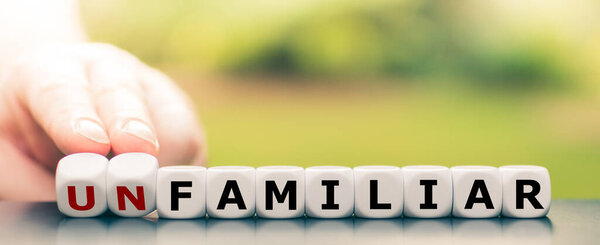 Рука превращает кости и меняет слово "незнакомый" на "знакомый"
".