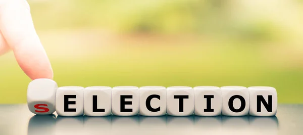 Mão vira um dado e muda a palavra "seleção" para "eleição " — Fotografia de Stock
