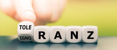 Cehalet mi yoksa hoşgörü mü? El zarları döndürür ve Almanca kelime 