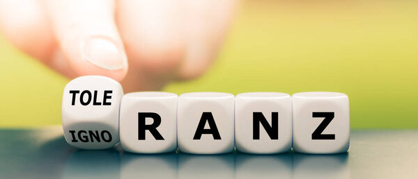 Невежество или терпимость? Рука превращает кости и меняет немецкое слово "ignoranz" ("невежество") на "toleranz" ("толерантность")
").