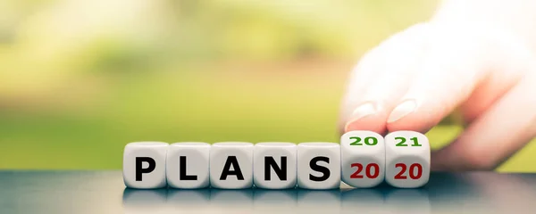 Hand Vänder Tärningar Och Ändrar Uttrycket Planer 2020 Till Planer — Stockfoto