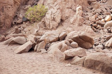 Mısır'daki Gorge renkli Kanyon'da uçurumun kenarına yakın.