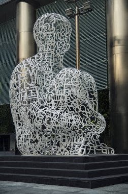 Harflerin bir adam yapılan sanatçının Jaume Plensa çapa dev heykel
