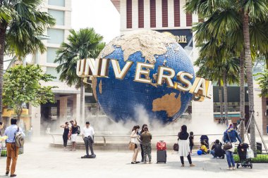 Turistler ve tema parkı ziyaret edenler büyük dönen küre fotoğraflarını önünde Universal Studios çeşme