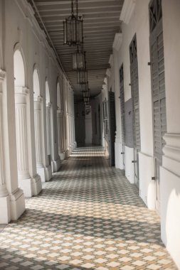 Singapur yapıdaki kapalı koridor