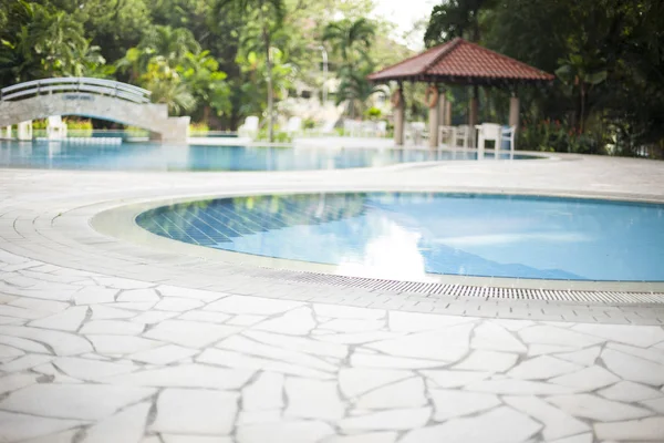 Villa moderna al aire libre con piscina y gazebo — Foto de Stock