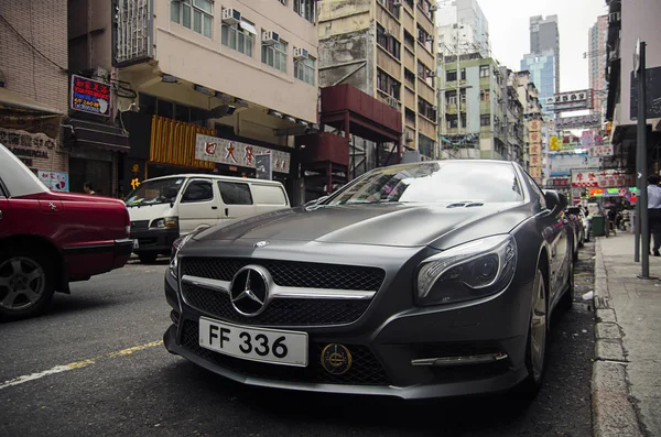 Carro premium na rua marcas de luxo mercedes benz — Fotografia de Stock
