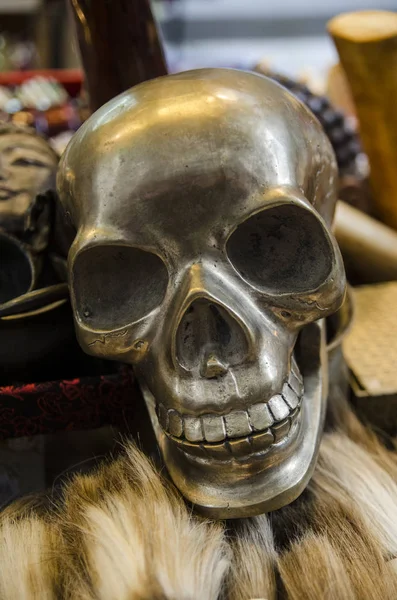 Esqueleto em uma loja de lembranças — Fotografia de Stock