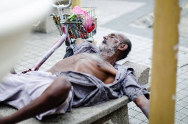 Unussual özel karizmatik Asya ihtiyarla yemyeşil bir g gülümseyen