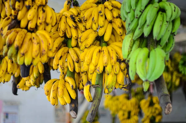 亚洲市场上的绿色和黄色香蕉 — 图库照片
