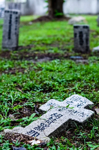 Lápidas grises. Cementerio en Malasia — Foto de Stock