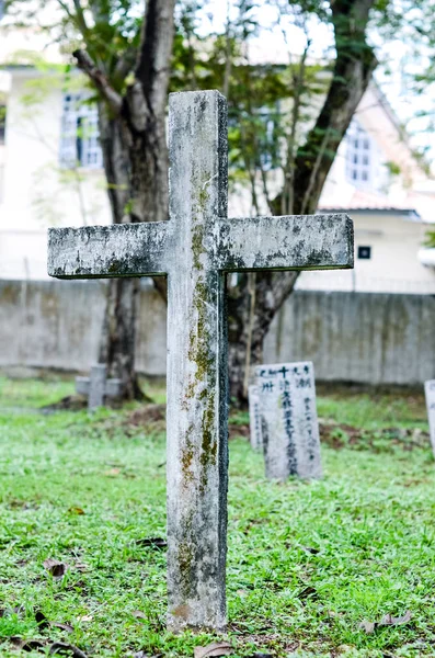 Stary szary nagrobków. Cmentarz w Malezji — Zdjęcie stockowe