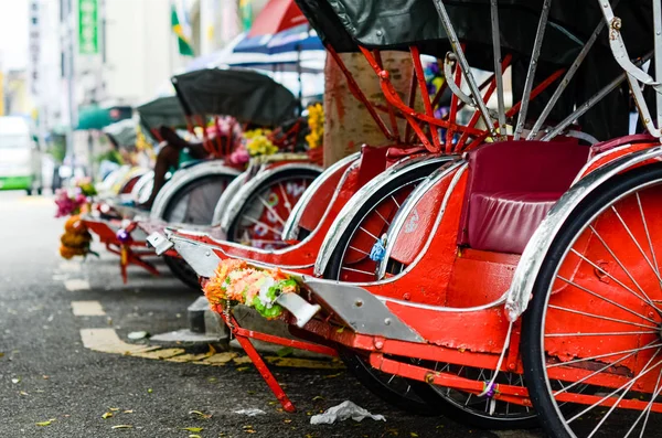 Vintage Trishaw parar ao lado da estrada para viajantes de serviço — Fotografia de Stock