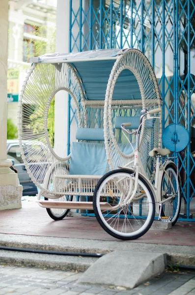 Vintage Trishaw parar ao lado da estrada para viajantes de serviço — Fotografia de Stock