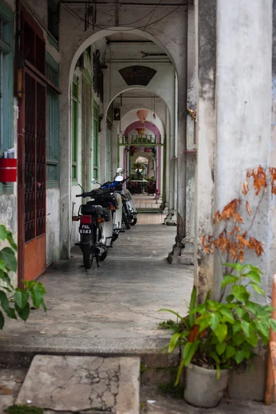 Fila de motocicletas en la calle tienda — Foto de Stock