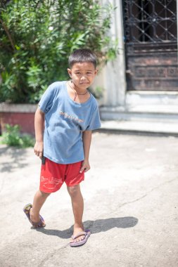 Bahçede çocuk oyun