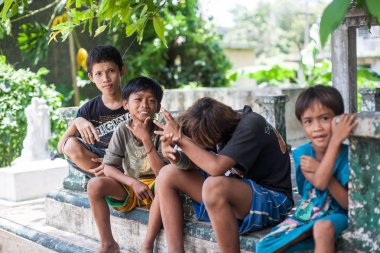 Bahçede çocuk oyun