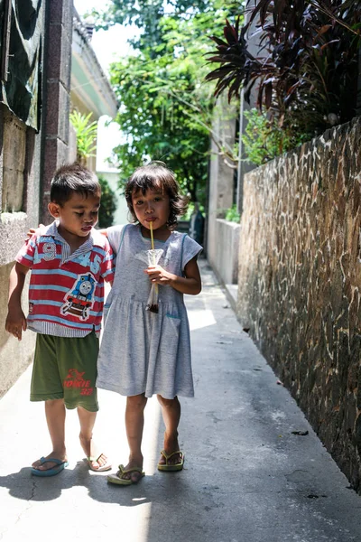 Children play in the yard — Stock Photo, Image