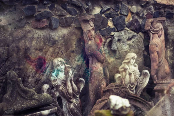Sculptures en béton de figures féminines dans la maison du sculpteur — Photo