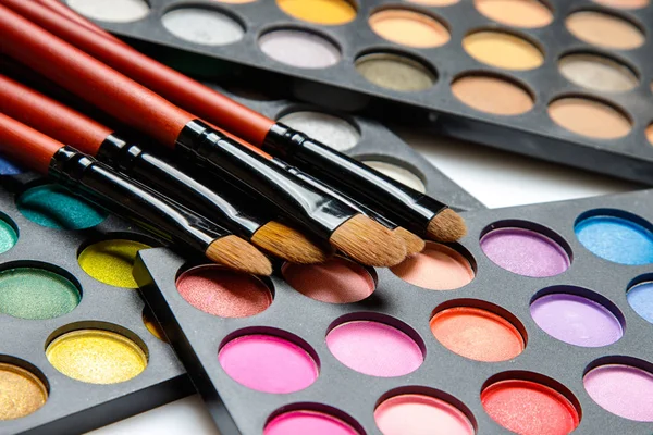 Pincéis de maquiagem e paleta de sombra — Fotografia de Stock