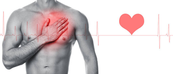 Мужчина держит руку на груди
