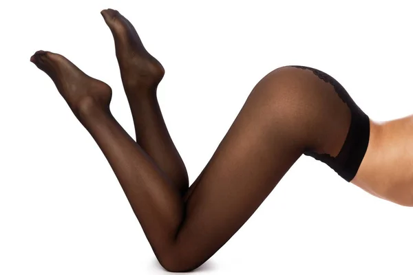 Женские ноги в черных колготках — стоковое фото