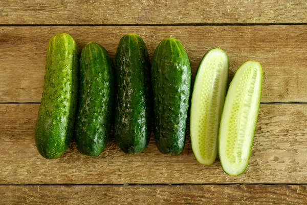 Verse groene komkommers — Stockfoto