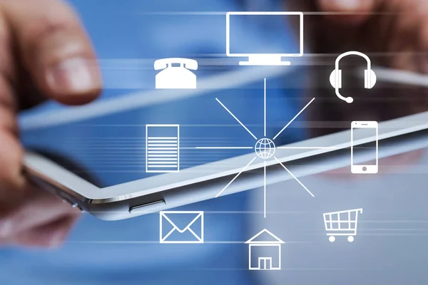 El ile bir tablet ve farklı simgeler