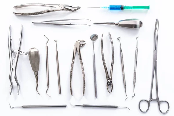 Стоматологические инструменты и шприц с анестезией — стоковое фото