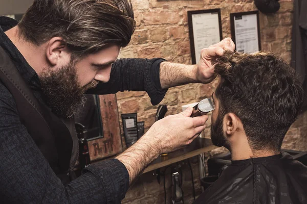 Kundin im Friseursalon — Stockfoto