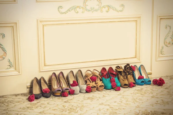 Diferentes sapatos femininos em saltos altos — Fotografia de Stock