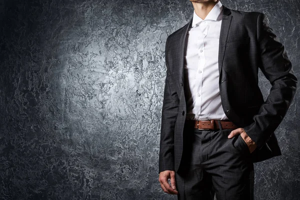 Hombre de traje contra pared de hormigón —  Fotos de Stock