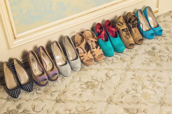 Различные женские туфли на высоких каблуках — стоковое фото