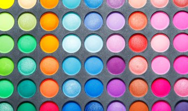 Çok renkli bir kaptırdın paletle