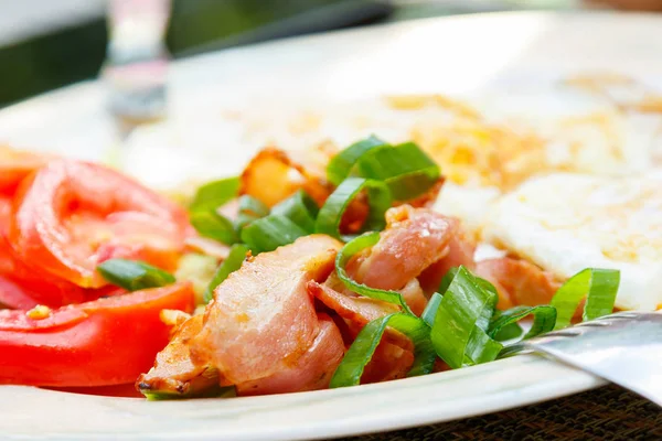 Stekt ägg med bacon och grönsaker — Stockfoto