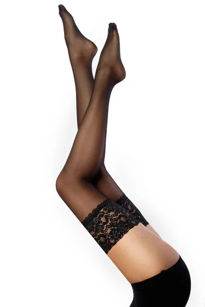 Όμορφα γυναικεία πόδια σε μαύρες κάλτσες — Φωτογραφία Αρχείου