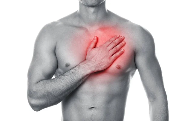 Ung man med smärta i bröstet — Stockfoto