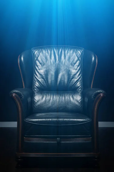Lederen fauteuil in de donkere kamer — Stockfoto