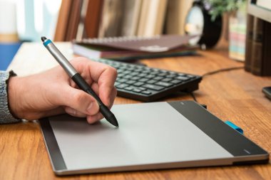 Grafik tablet kullanma sırasında adam