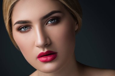 Güzel Sarışın Kadın