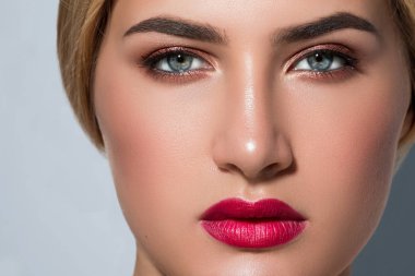  Kırmızı dudaklar ile sarışın kız