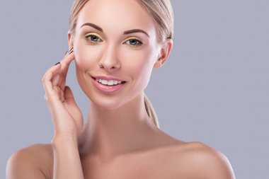 Güzel Sarışın Kadın