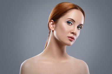 Kadın mavi göz kalemi ile