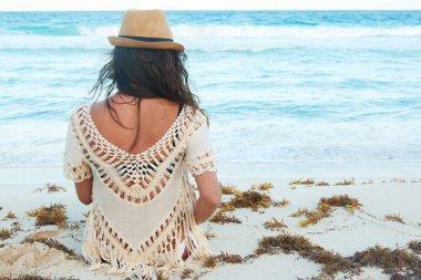 şapka giyen güzel bir kadın