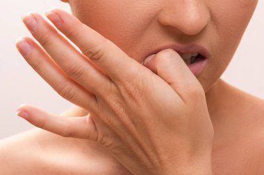 Parmaklarını bitting kadın