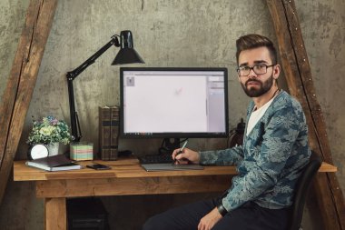 Onun işyerinde grafik tasarımcı