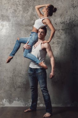 Farklı dans elemanları Studio yapıyor dansçılar